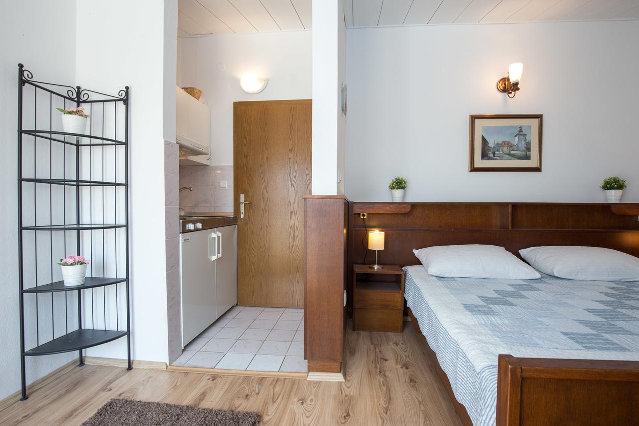Apartments Pavic Малинська Екстер'єр фото